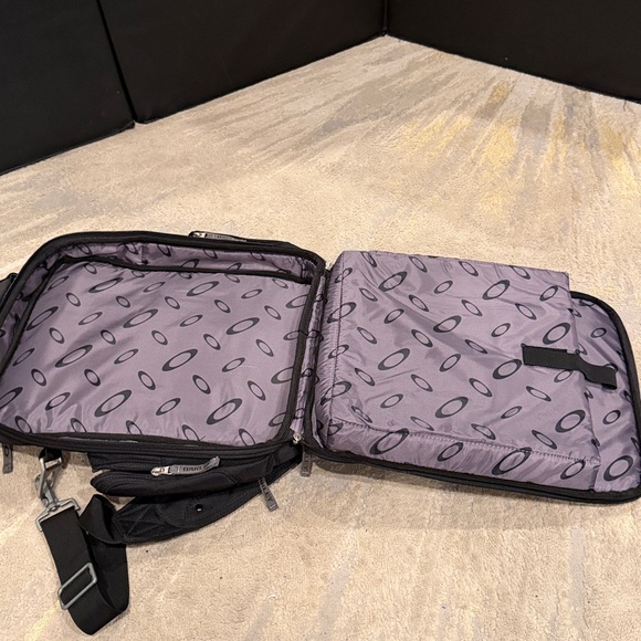 Oakley Messenger Laptop crossbody Bag Black in EUC - Picture 6 of 10